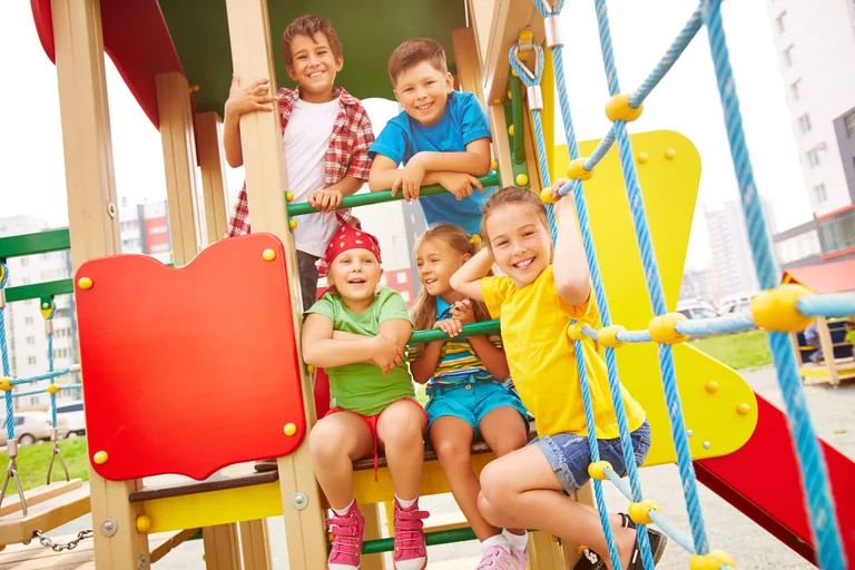 Niños participando juntos en una actividad al aire libre